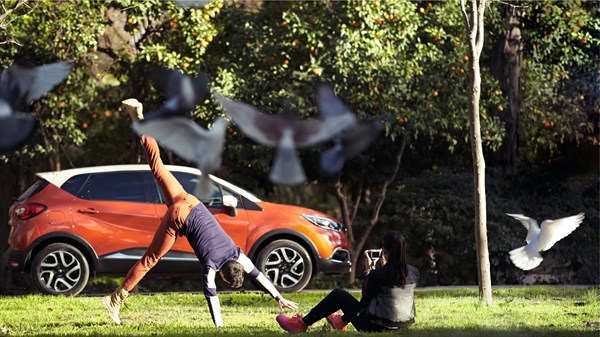 Renault Service - Un homme fait la roue pendant qu'un CAPTUR passe