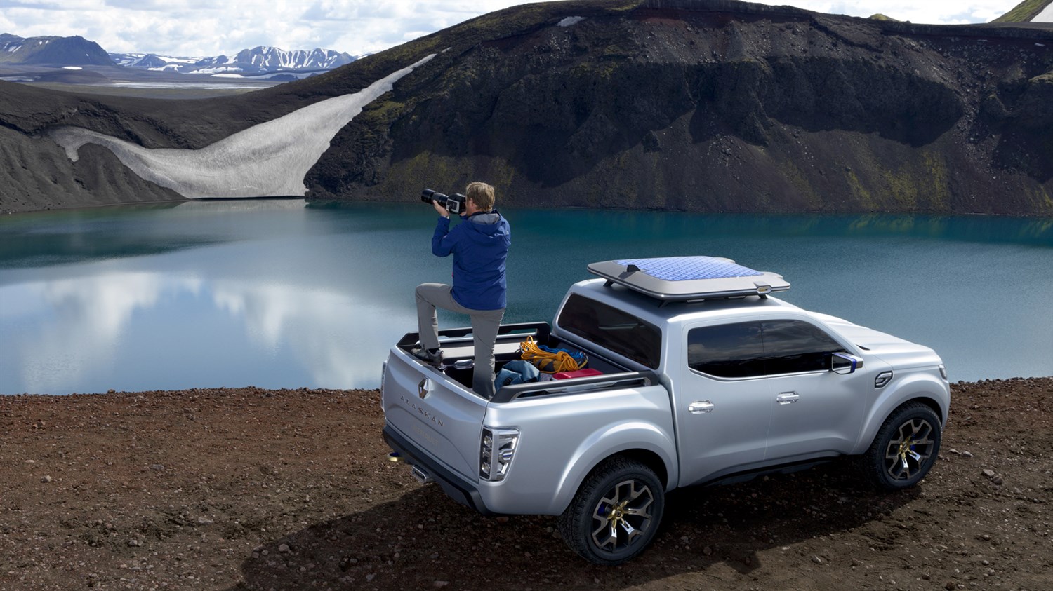 Renault ALASKAN Concept - Vue 3/4 arrière - Partenaire idéal d'un photographe explorateur