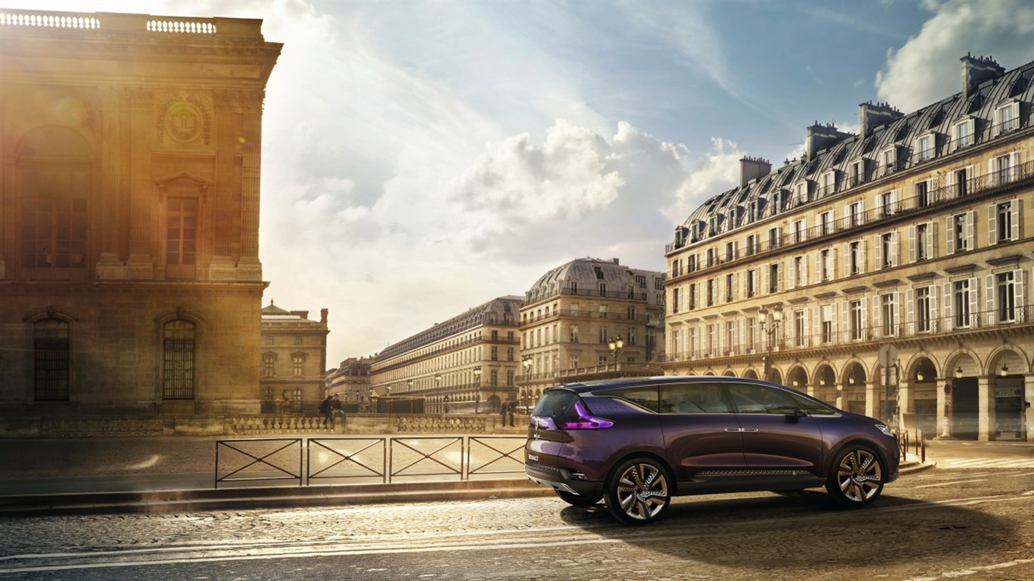 Renault INITIALE PARIS - vue de profil rue de Rivoli